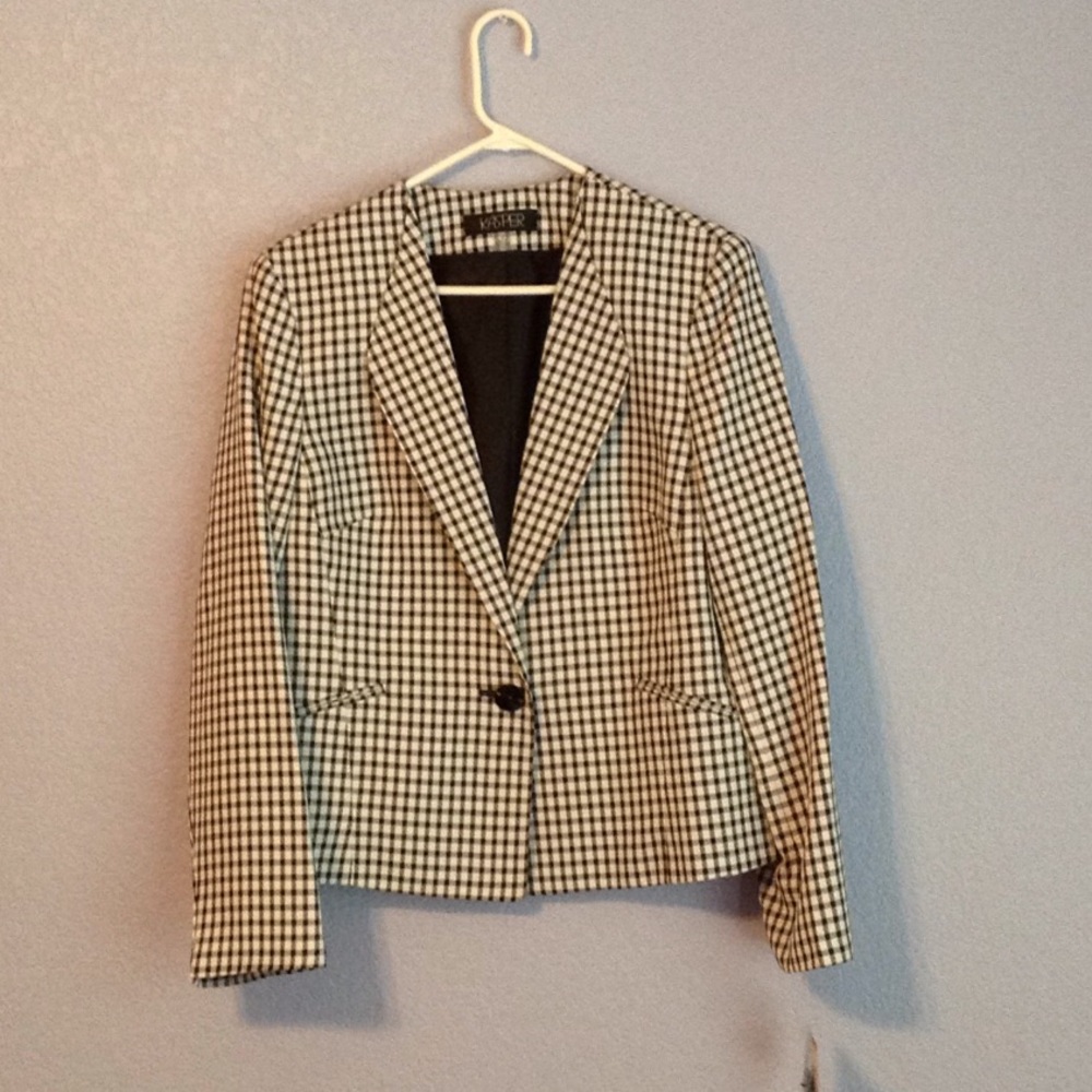 Brand new! Never worn! Light weight blazer.